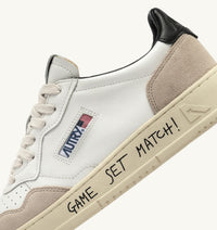 AUTRY MEDALIST LOW EN CUIR ET DAIM NOIR ET BLANC AVEC LETTRAGE