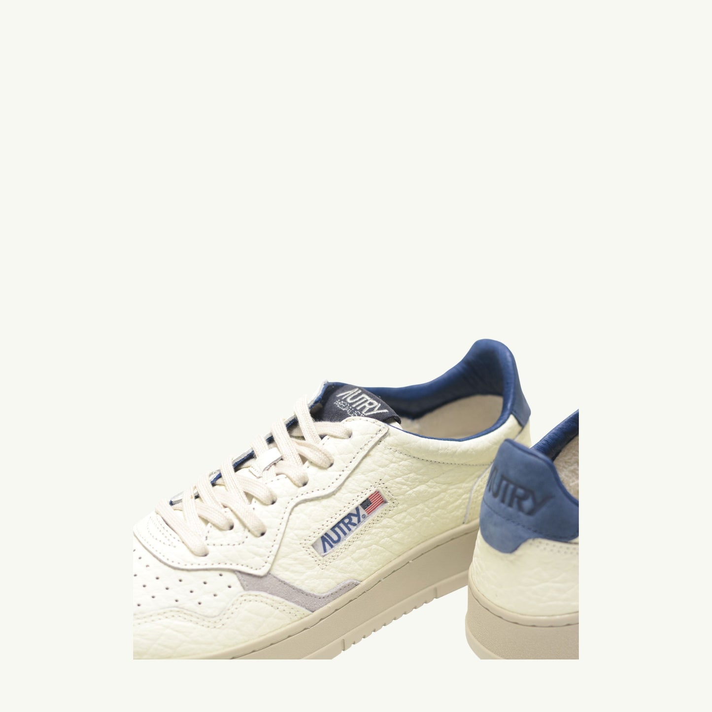 AUTRY MEDALIST LOW EN CUIR ET DETAILS PINECONE BLUE ET PERIS