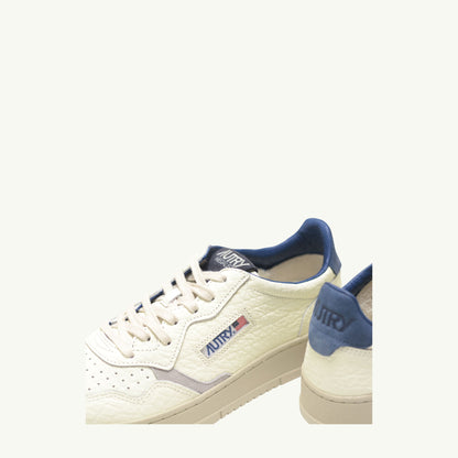 AUTRY MEDALIST LOW EN CUIR ET DETAILS PINECONE BLUE ET PERIS