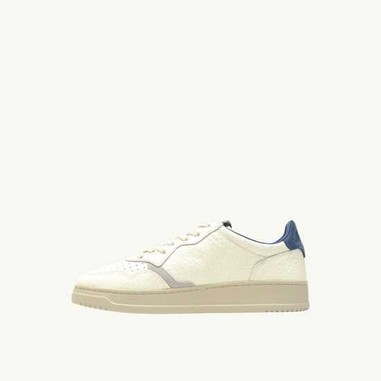 AUTRY MEDALIST LOW EN CUIR ET DETAILS PINECONE BLUE ET PERIS