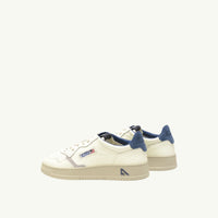 AUTRY MEDALIST LOW EN CUIR ET DETAILS PINECONE BLUE ET PERIS