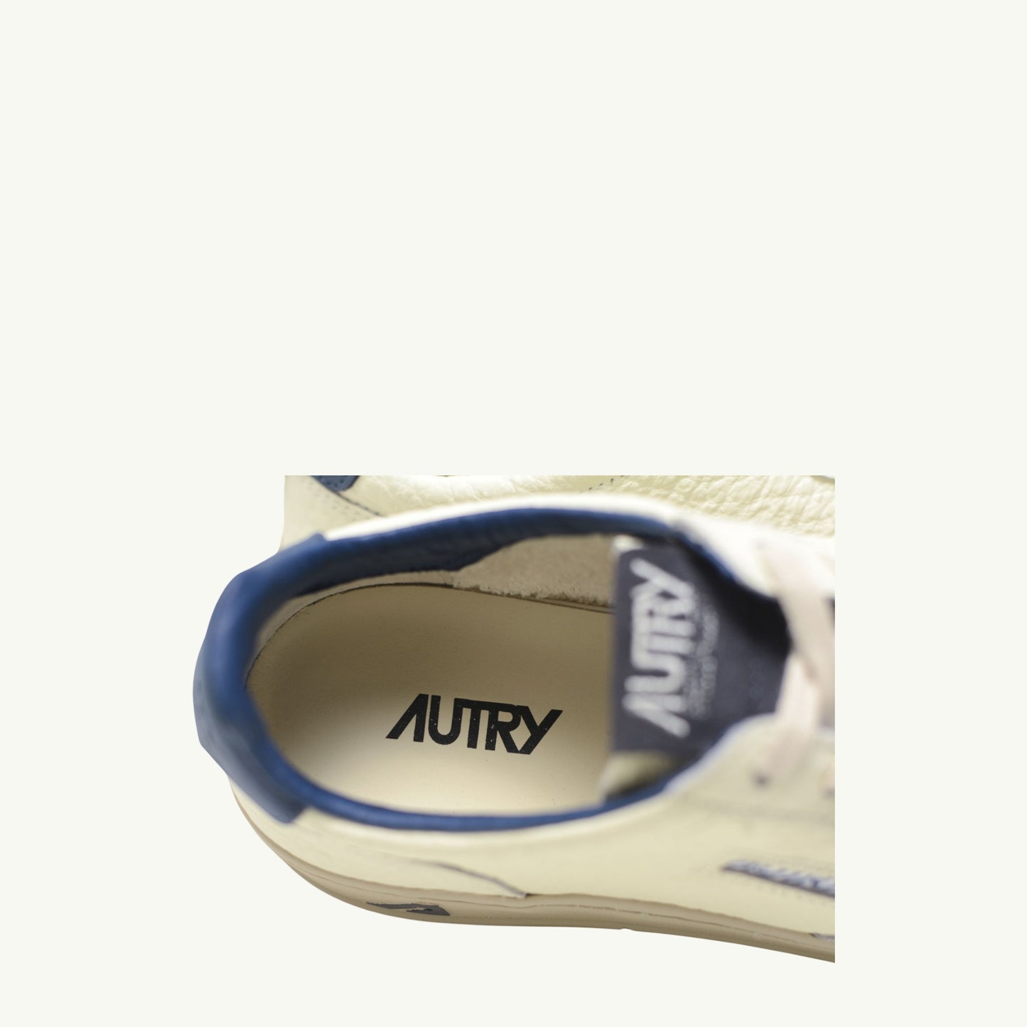 AUTRY MEDALIST LOW EN CUIR ET DETAILS PINECONE BLUE ET PERIS