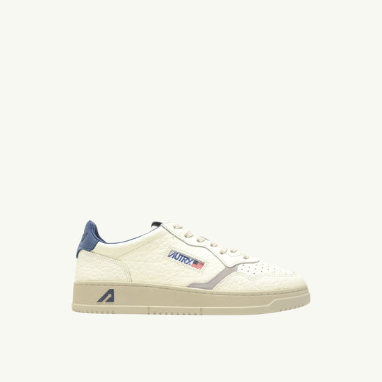 AUTRY MEDALIST LOW EN CUIR ET DETAILS PINECONE BLUE ET PERIS — Autry