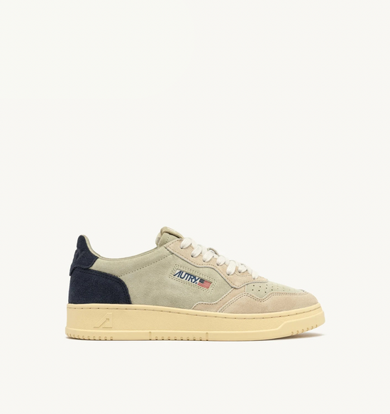 AUTRY MEDALIST LOW TRICOLOR EN DAIM BEIGE ECRU ET BLUE SPACE — Autry