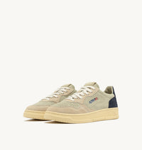 AUTRY MEDALIST LOW TRICOLOR EN DAIM BEIGE ECRU ET BLUE SPACE