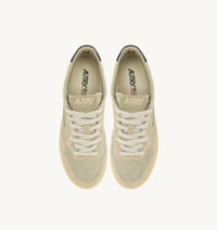 AUTRY MEDALIST LOW TRICOLOR EN DAIM BEIGE ECRU ET BLUE SPACE