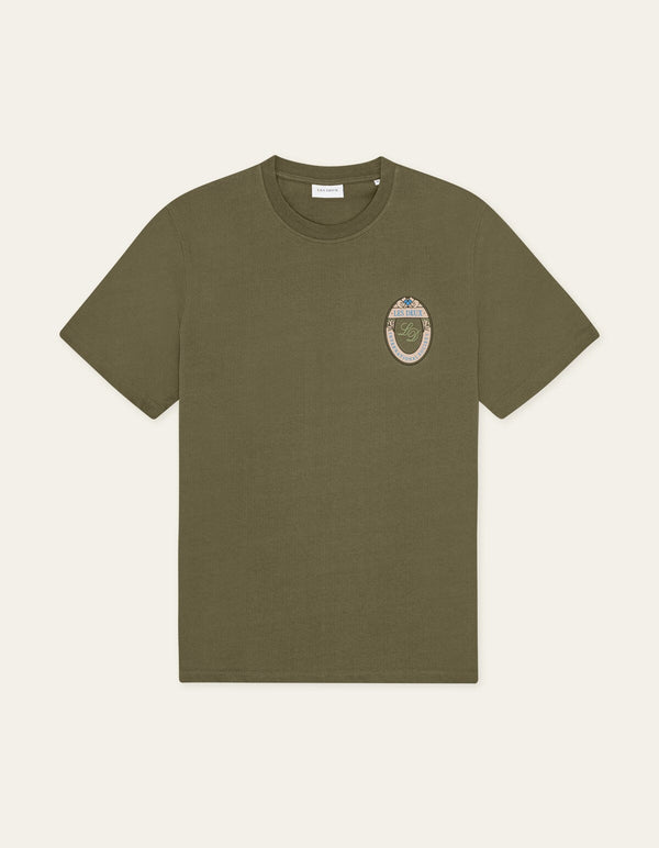 Les Deux BRADY EMBLEM S/S TEE Olive Night — Les Deux