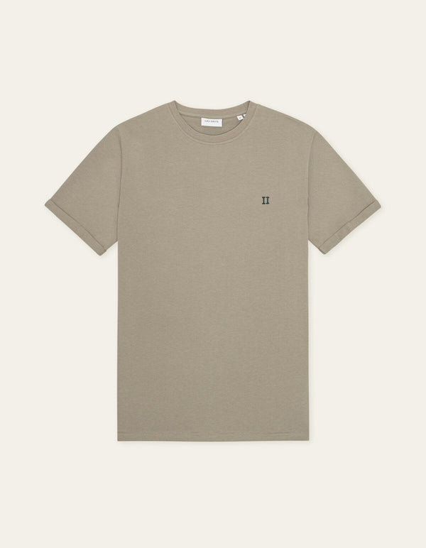 Les Deux NORREGARD CONTRAST S/S TEE Laurel Oak Sand — Les Deux