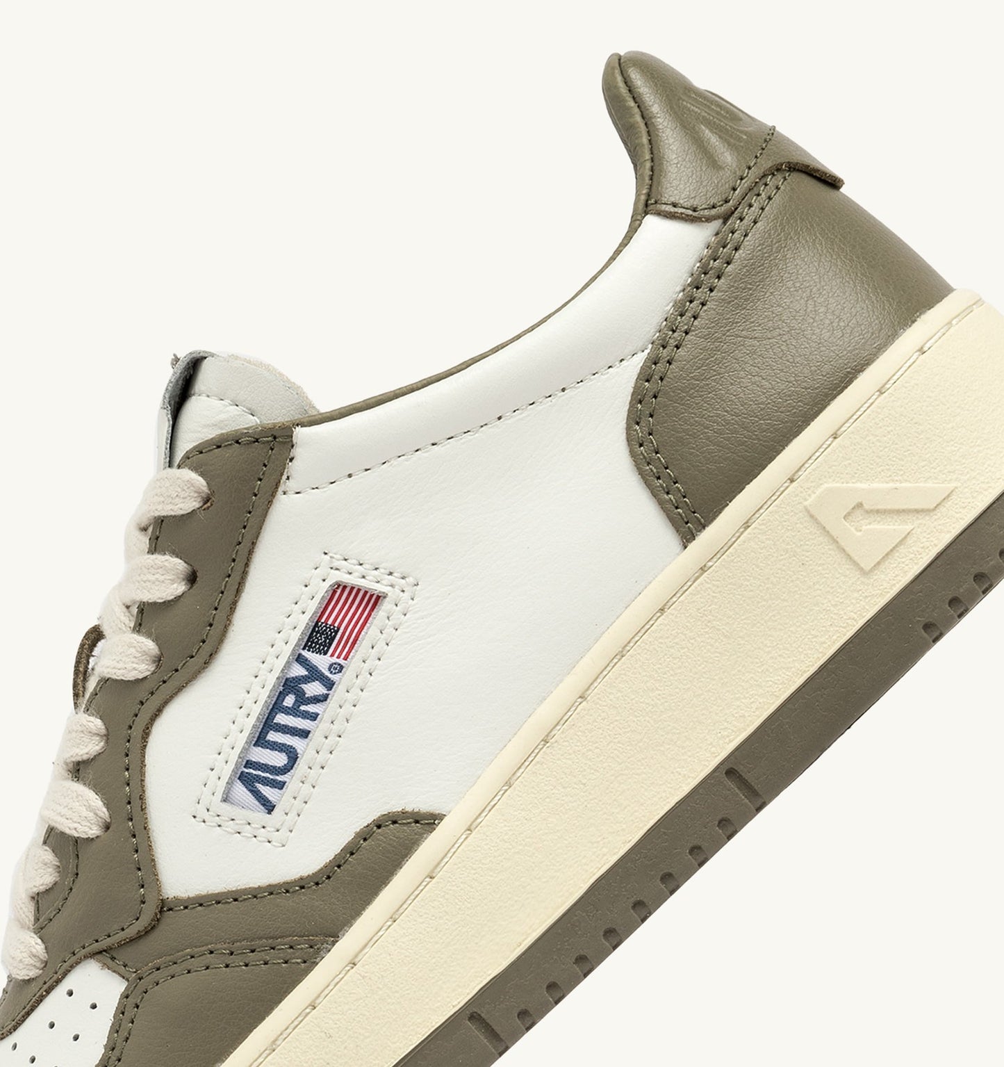 Autry MEDALIST LOW Cuir Blanc et Vert Militaire